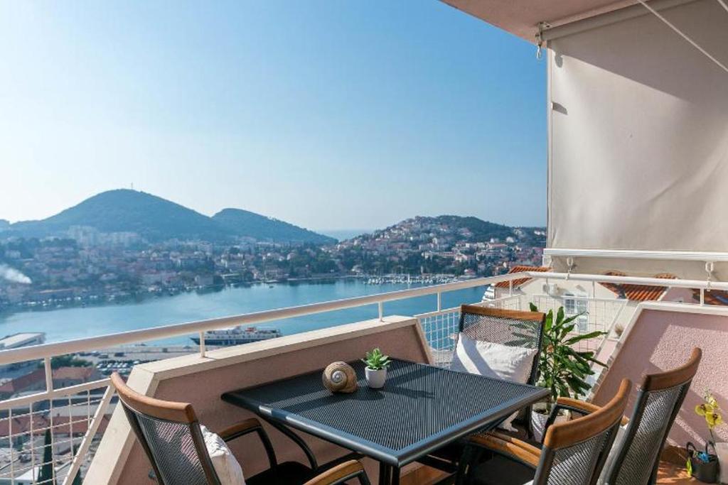 una mesa negra y sillas en un balcón con vistas en Apartment Luna & Lea, en Dubrovnik