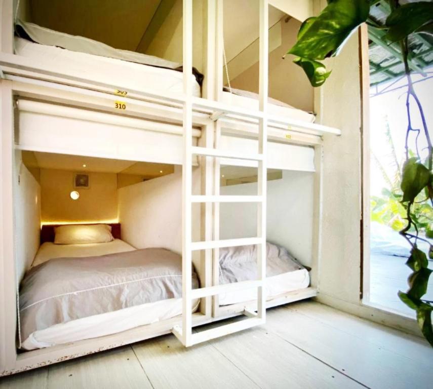 Postel nebo postele na pokoji v ubytování The Hide Hostel Canggu - Adult Only