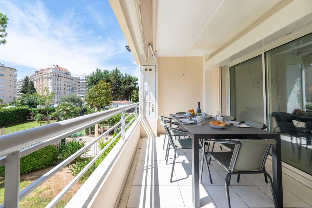 2-Br Apartment Residence with Pool Near La Croisette
