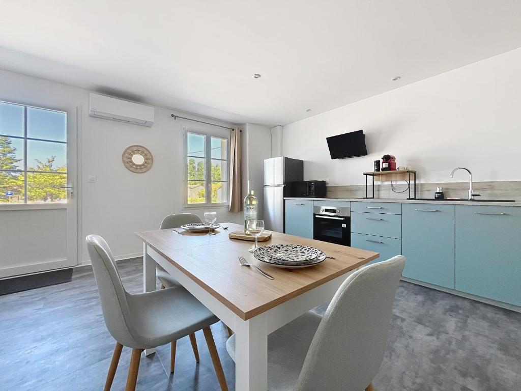 Kuchyň nebo kuchyňský kout v ubytování Les Jacynthes - Charme et Confort au cœur du Blayais