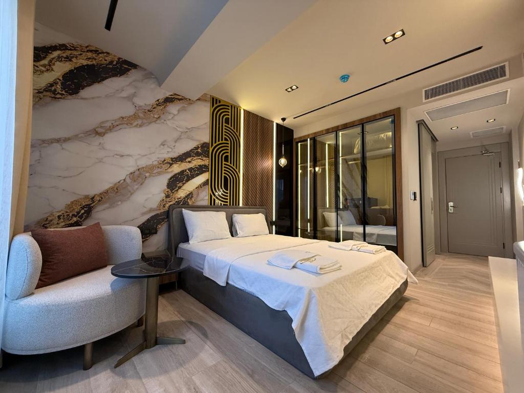Ένα ή περισσότερα κρεβάτια σε δωμάτιο στο Golden Stone Hotel Akçay