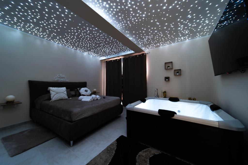 Postel nebo postele na pokoji v ubytování Desiree Luxury House- vasca idromassaggio