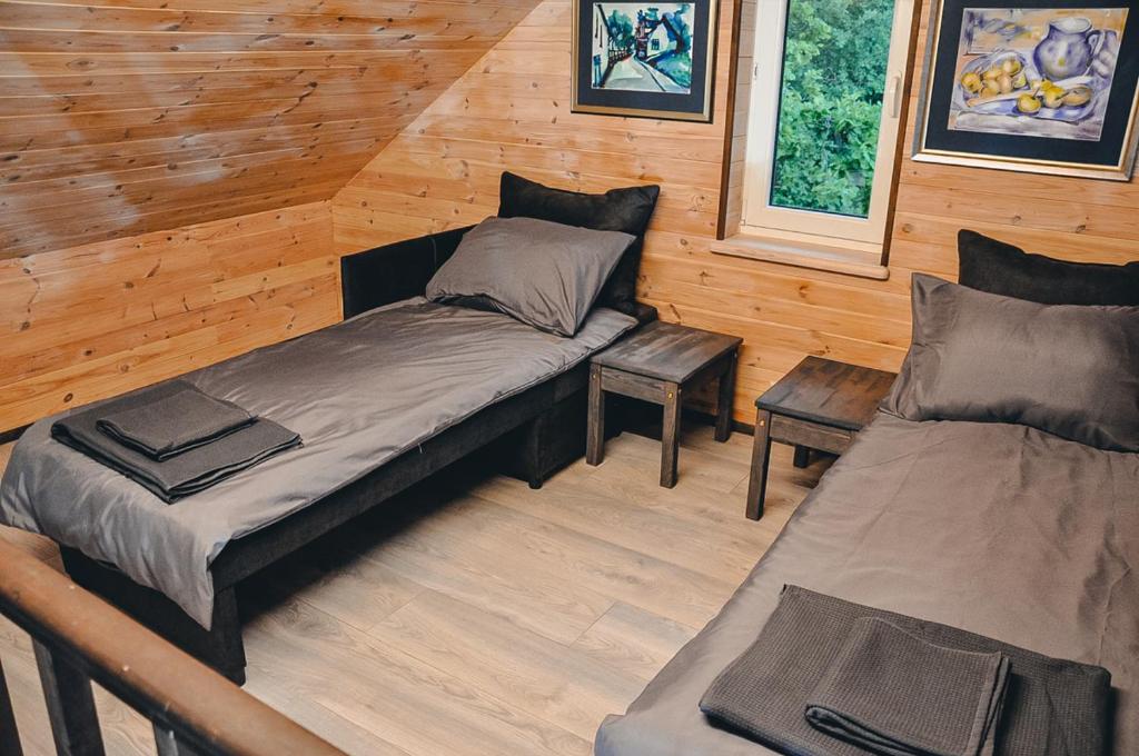 Giường trong phòng chung tại Brīvdienu māja CURLANDIA