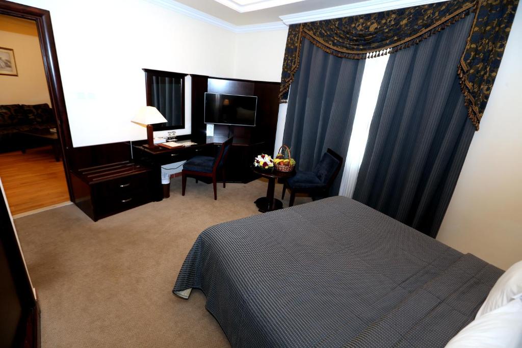 Postel nebo postele na pokoji v ubytování Sharjah Premiere Hotel & Resort