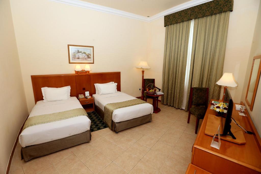 Postel nebo postele na pokoji v ubytování Sharjah Premiere Hotel & Resort