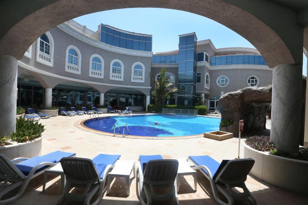 Bazén v ubytování Sharjah Premiere Hotel & Resort nebo v jeho okolí