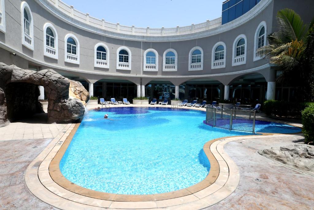Bazén v ubytování Sharjah Premiere Hotel & Resort nebo v jeho okolí