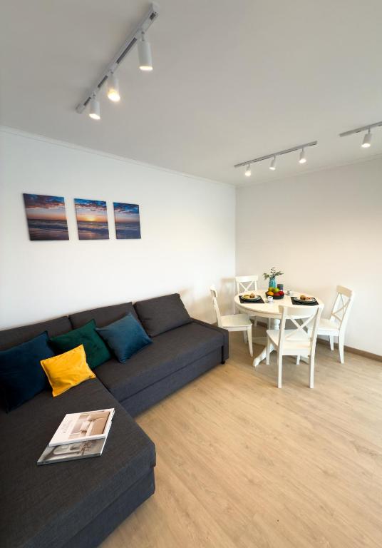 Posezení v ubytování 111 - Beachside Renovated 1BR apt 5 min from Beach