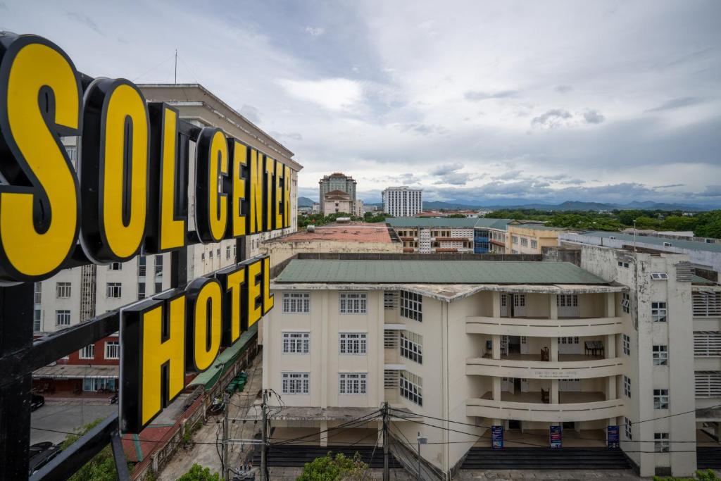 : SOL Center Hotel nổi bật giữa khu vực trung tâm Huế với thiết kế hiện đại, vị trí tại 23 Đội Cung thuận tiện để du khách kết nối đến Phố Tây, sông Hương và Cầu Trường Tiền.