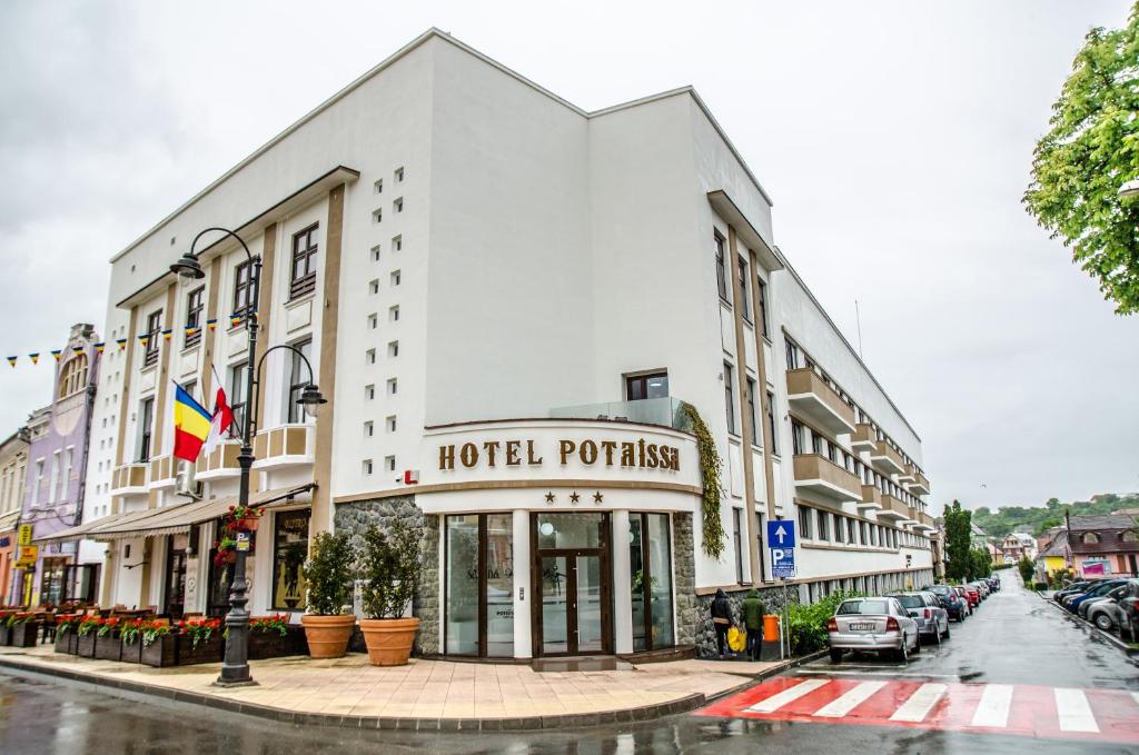 un hotel en la esquina de una calle en Potaissa Hotel, en Turda