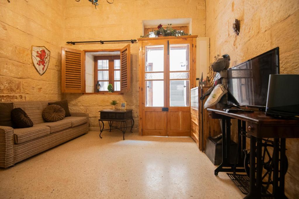 TV i/ili multimedijalni sistem u objektu Sliema Heritage Townhouse Steps to Promenade, August Special Deal