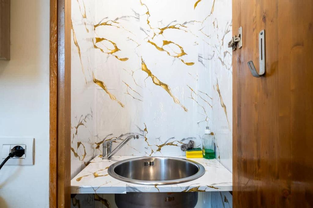 2 - Monolocale silenzioso a due passi dal centro - Resim 8