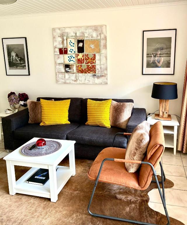 a living room with a couch and a table at Ritas-Op-Soelring in Westerland