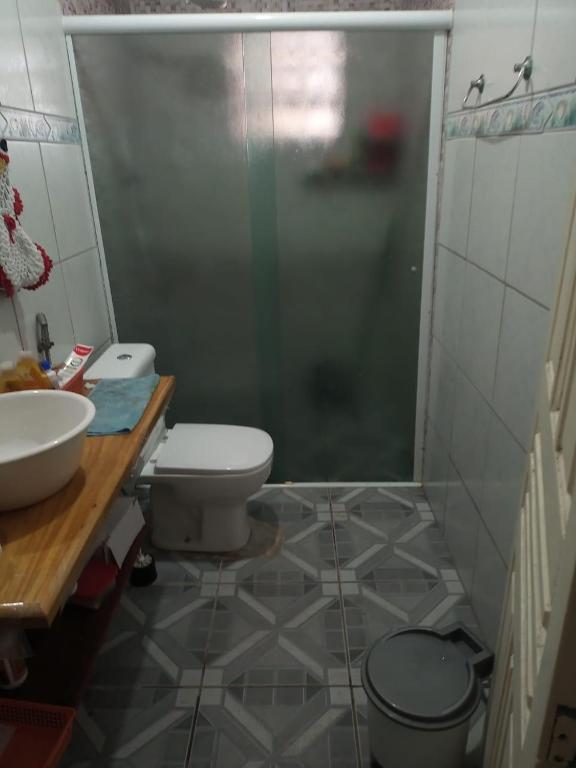 a bathroom with a shower and a toilet and a sink at Casa da Diversidade para todos in Peruíbe