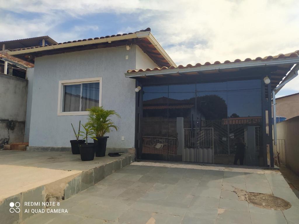 a house with a large sliding glass door at Hospedagem Altas da Quitéria Suíte 02 in Catas Altas