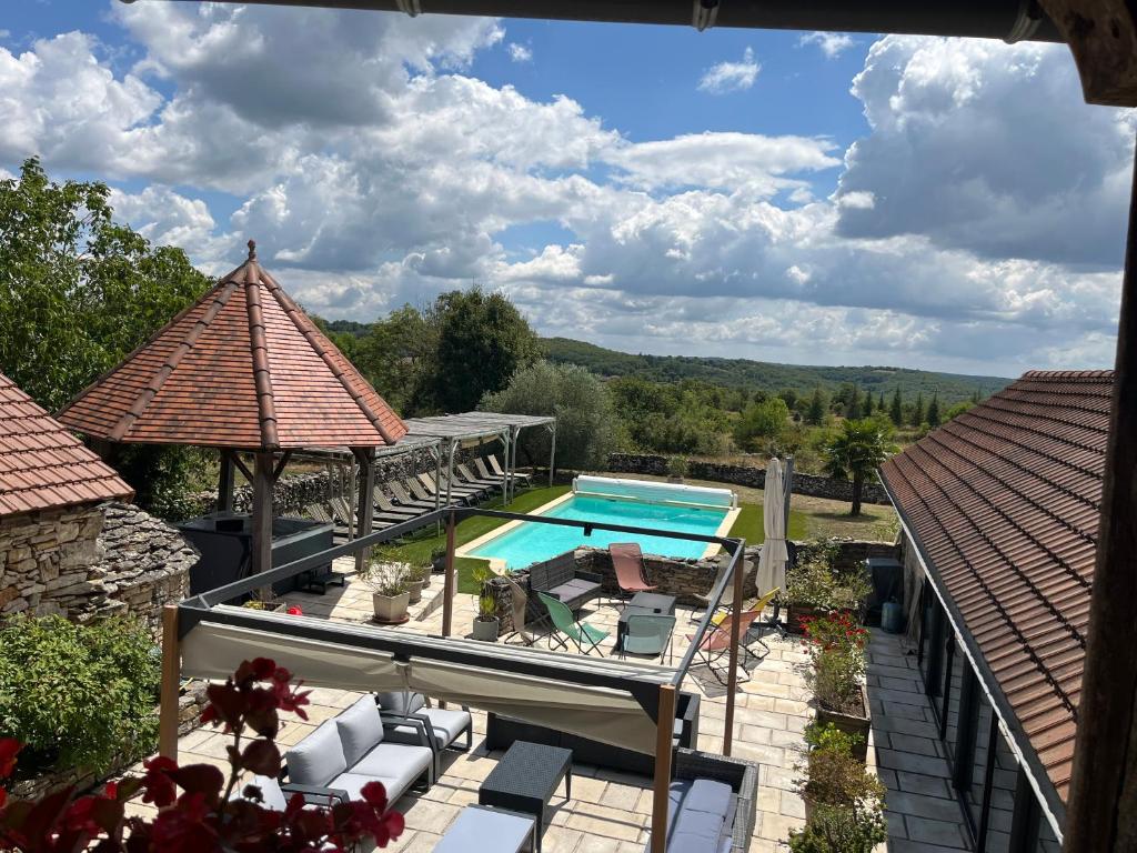 an overhead view of a swimming pool in a house at EI Domaine du Bouygues chambres d'hôtes in Le Juge