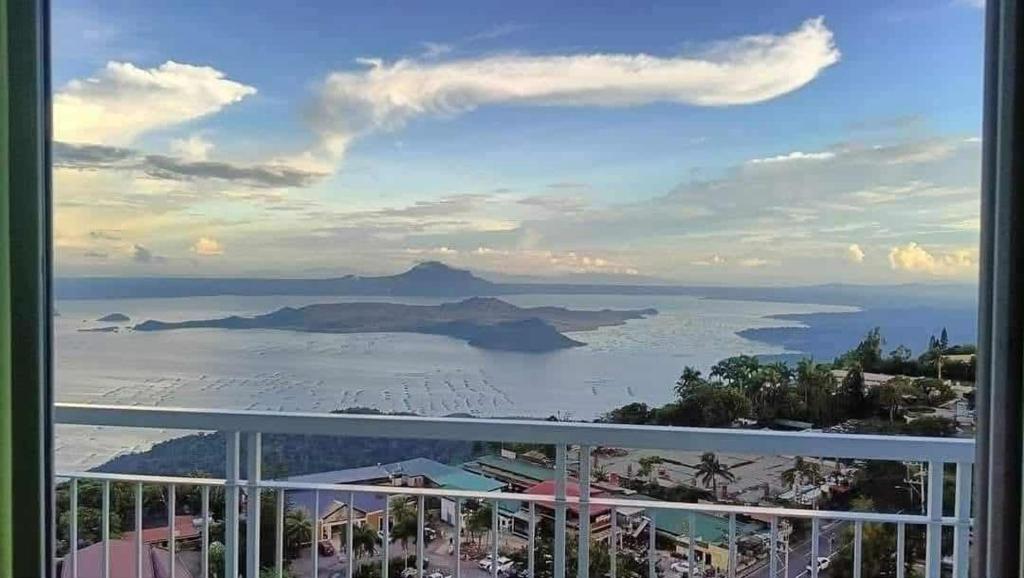 ein Blick auf das Meer vom Balkon in der Unterkunft Smdc Wind Residences Tagaytay with Balcony 19th floor in Tagaytay