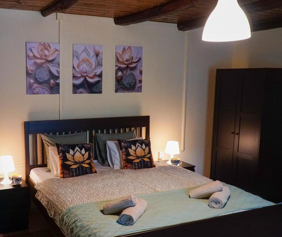 a bedroom with a bed with two towels on it at Kétpáva Vendégház in Igal