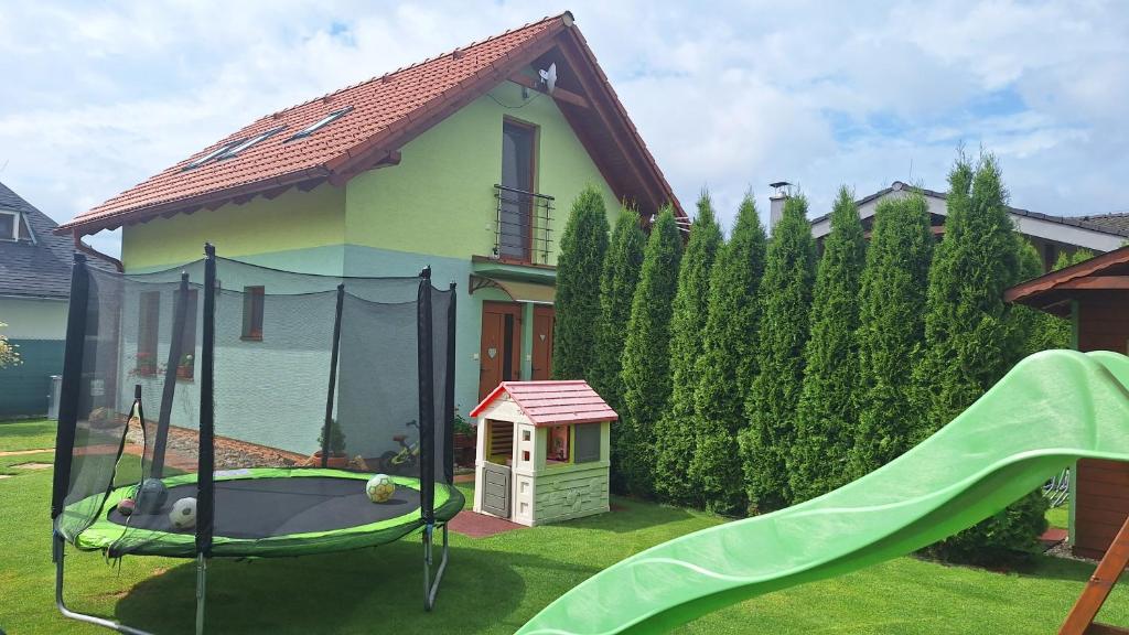 une maison avec toboggan dans la cour dans l'établissement Green cottage Besenova, à Bešeňová
