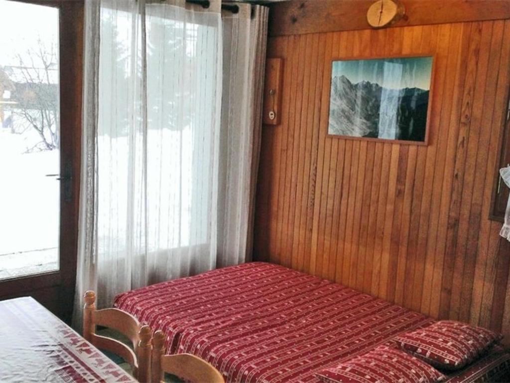 un lit dans une chambre avec une fenêtre dans l'établissement Charmant 2 pièces – Proche pistes, 5 pers, Les Saisies - FR-1-810-14, aux Saisies