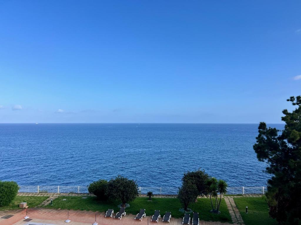 una vista di un grande specchio d'acqua di Ocean Horizon a Funchal