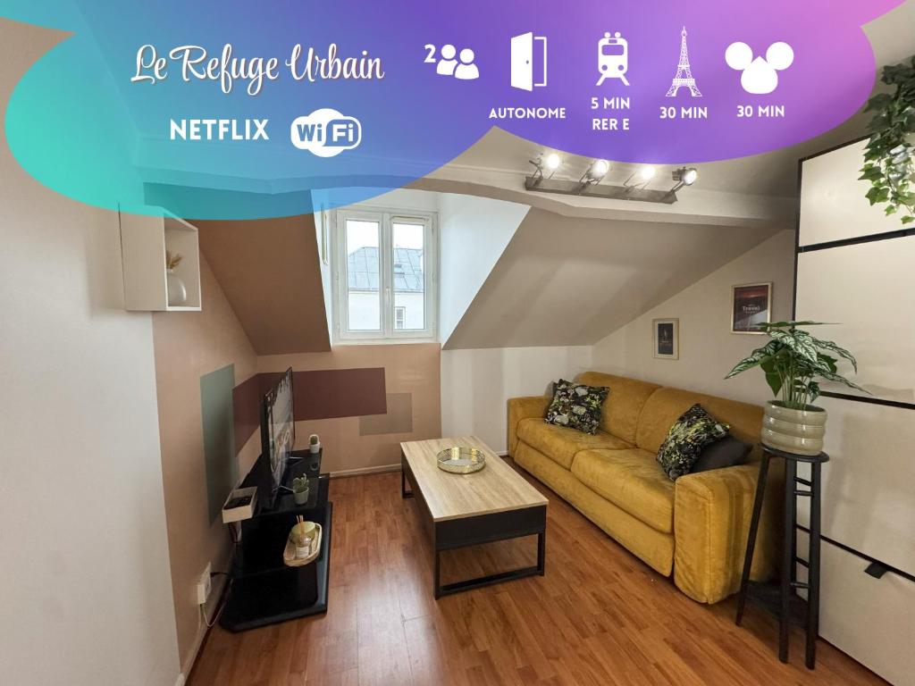 a living room with a couch and a table at Septembre dernières dispo - Le Refuge Urbain - Comfy studio near Paris and Disneyland in Le Perreux-Sur-Marne