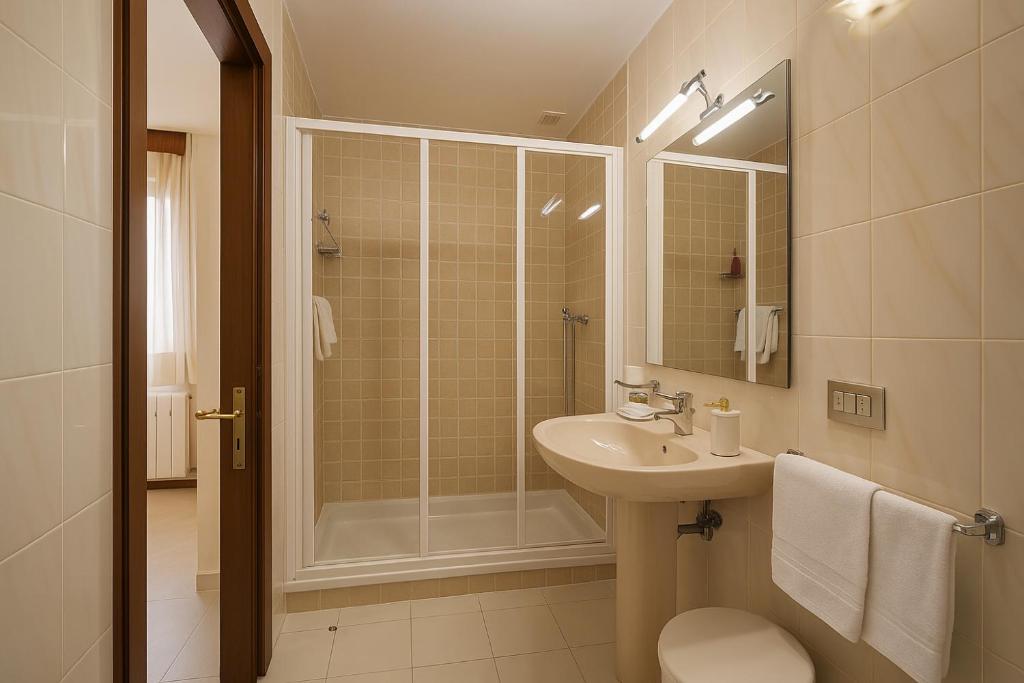 un bagno con lavandino e doccia di Elara MSuites a Viveiro