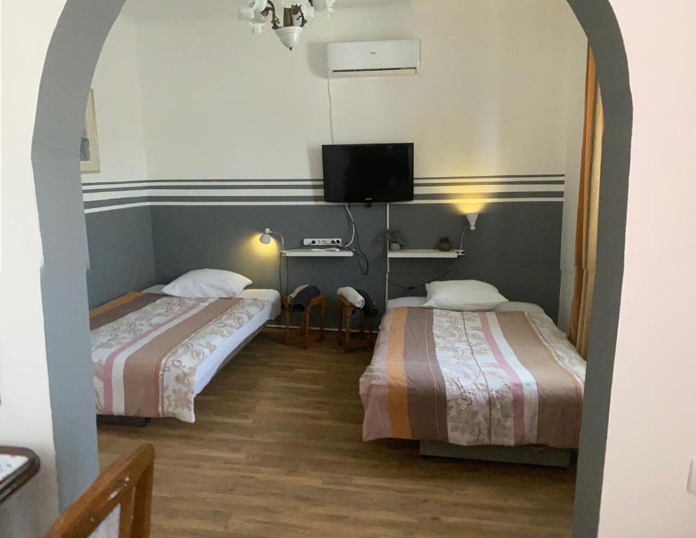 Rúm í herbergi á Feniks apartman