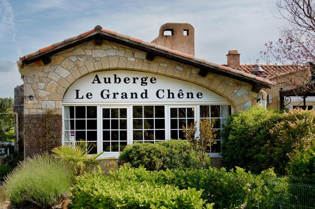 Gallery image of Auberge du Grand Chêne in Sillans-la Cascade