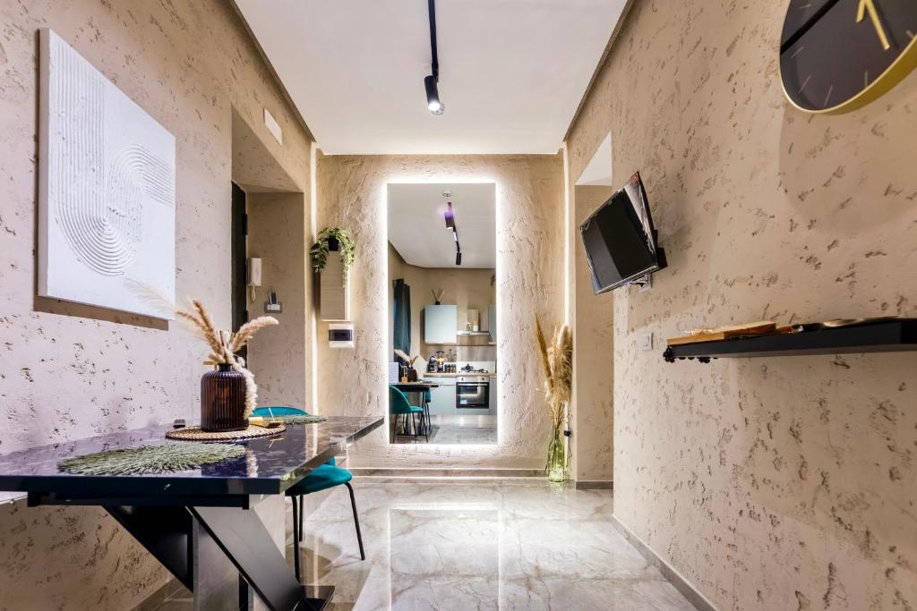 un salon avec une table et une cuisine dans l'établissement Falco Boutique Home with Jacuzzi, à Naples