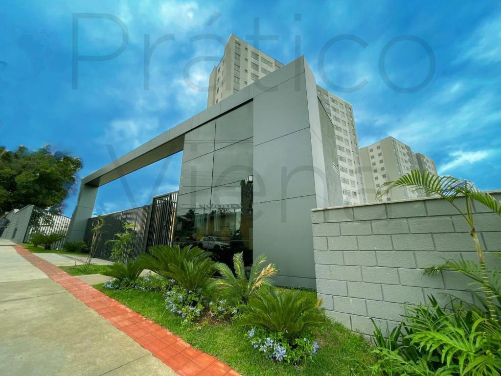 een modern gebouw met glazen ramen en planten bij Prático Viena - Free Parking - 24 hour doorman in Parque Industrial