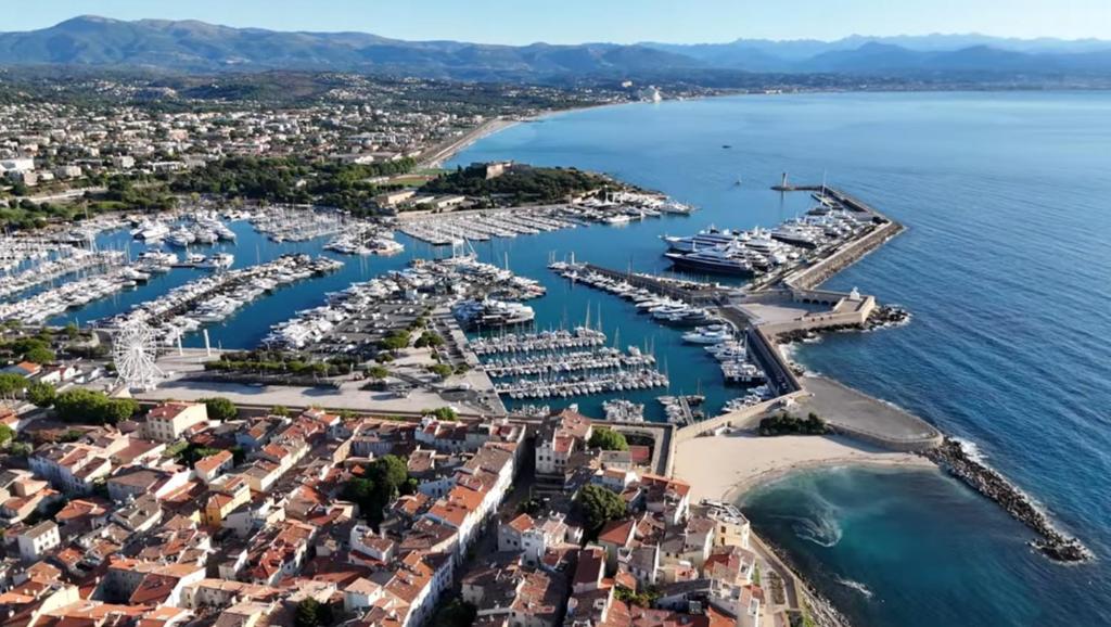 - une vue aérienne sur un port avec des bateaux dans l'établissement Logement insolite dans le vieil Antibes, à Antibes