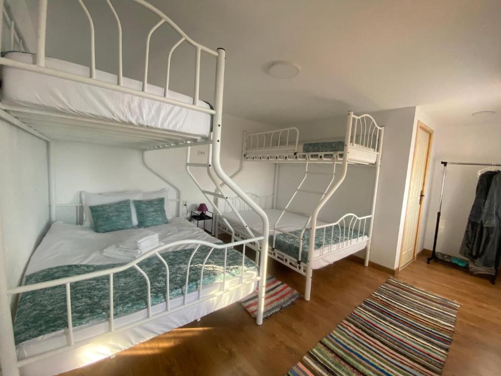 Giường trong phòng chung tại Rebecca Land