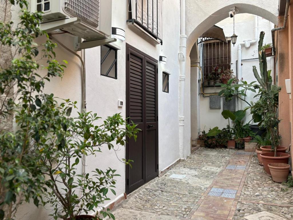 an alley with a door in a building at Cortili Himeresi in Termini Imerese