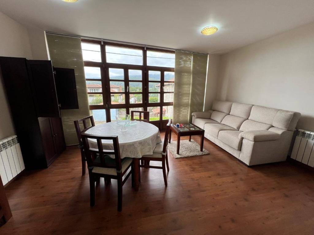 a living room with a table and a couch at Andrín Golf y Playa in Llanes