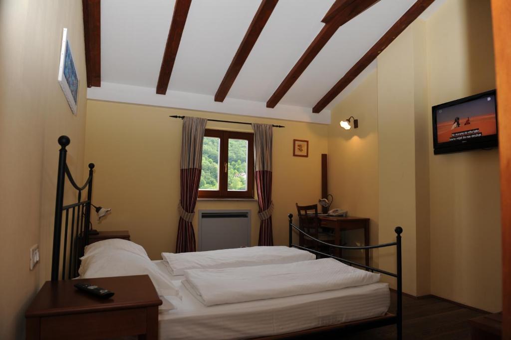 een slaapkamer met een bed en een raam bij Guest House Stancija Kovacici in Opatija