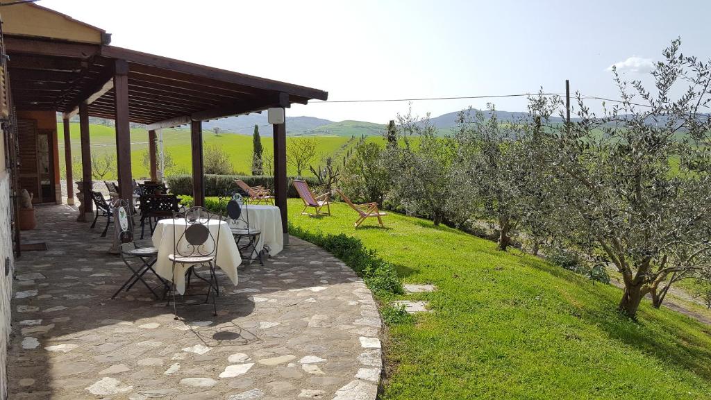 En terrasse eller udendørsområde på Agriturismo S. Apollinare