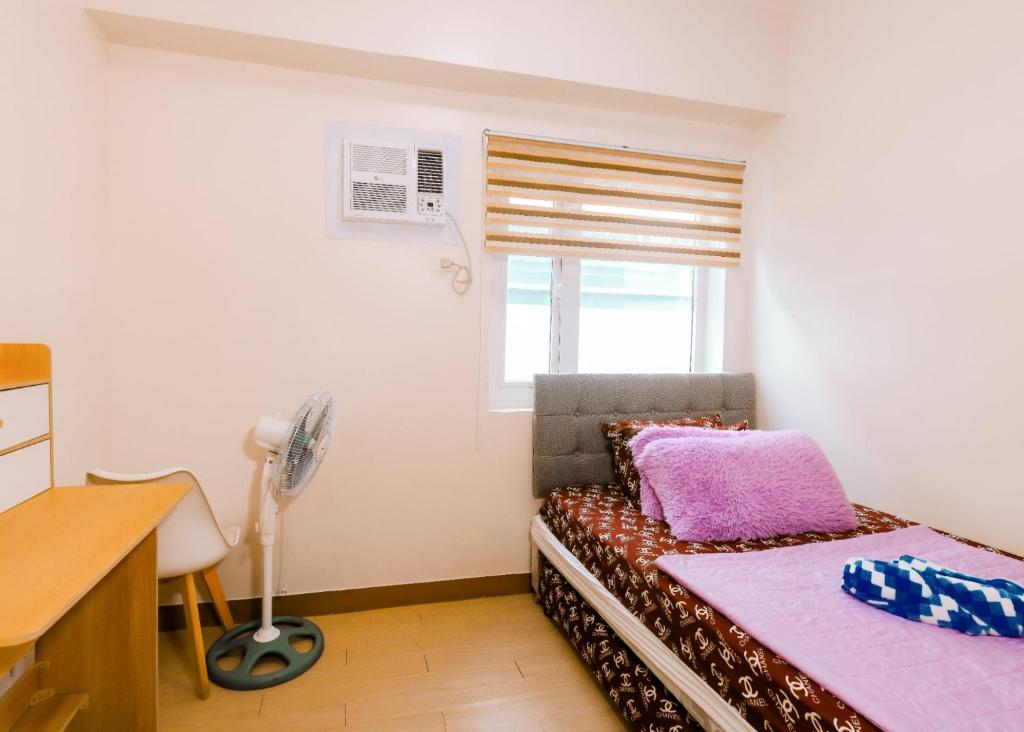 Postel nebo postele na pokoji v ubytování 1 Bedroom with Free wifi and Netflix in Trees Residences