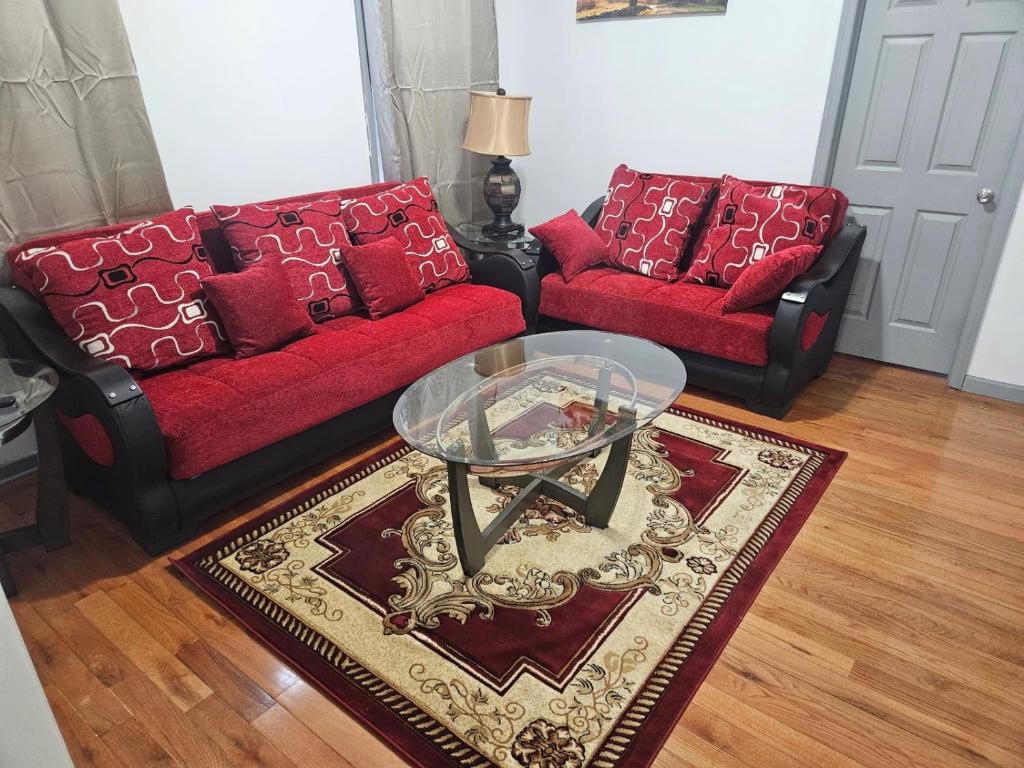 Posezení v ubytování 3 bedrooms apt,2 baths,15 mins to NYC