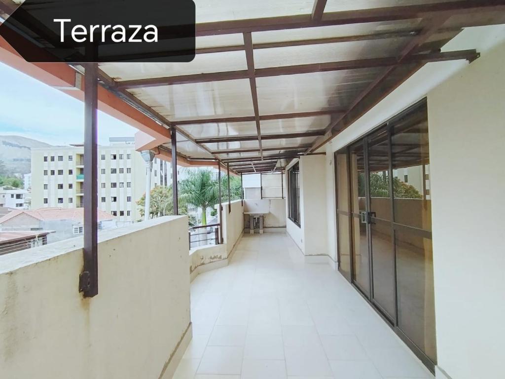 コチャバンバにあるZona Premium - Amplio Depの手札のある建物のバルコニー