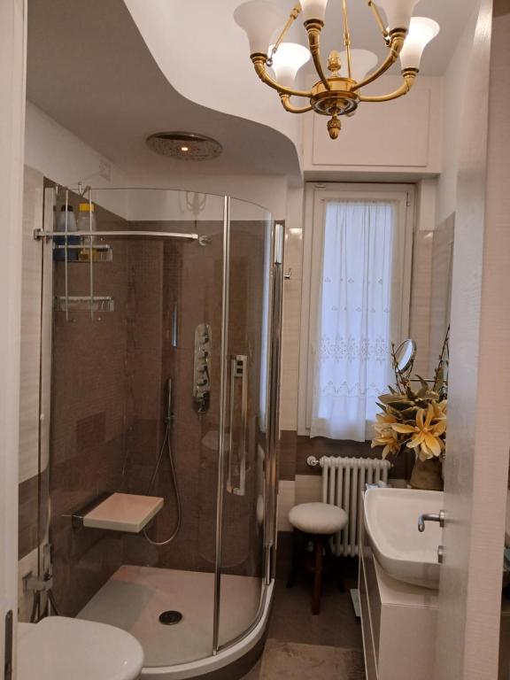 een badkamer met een douche en een wastafel bij B&B Assereto in Rapallo