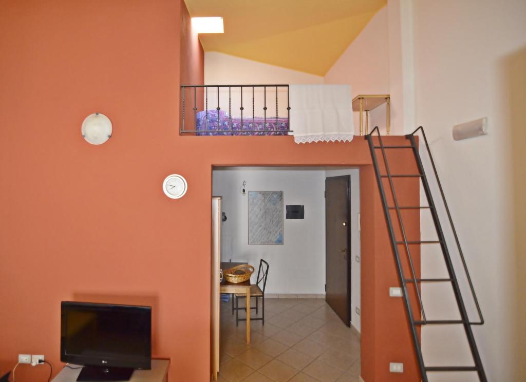 uma sala de estar com uma escada que leva até um loft em Casa Vacanza Tortolì Plus VIII e IX em Tortolì