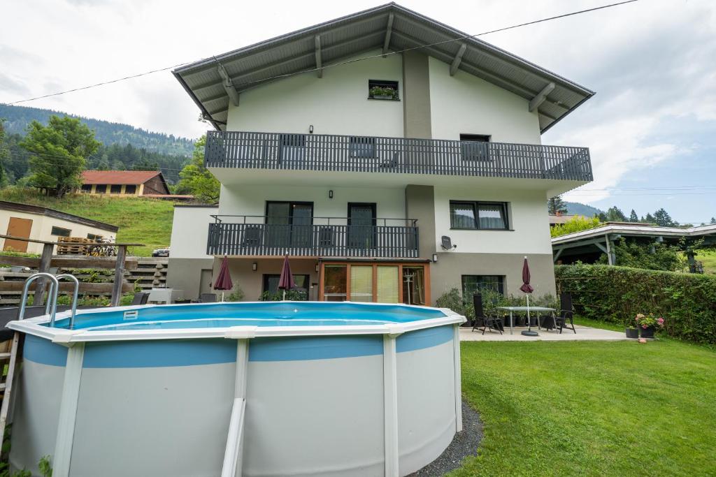 Bazén v ubytování Ferienwohnung mit Bergblick in Bad Bleiberg nebo v jeho okolí