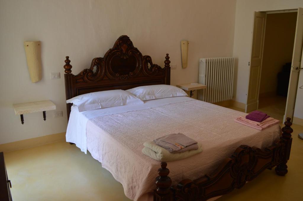 1 dormitorio con 1 cama grande y 2 toallas. en Corte Sant'Anna, en Galatone