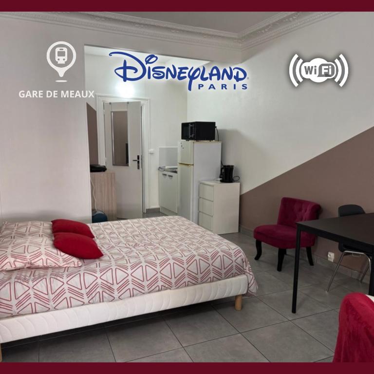 une chambre avec un lit et un panneau sur le mur dans l'établissement Studio TK1 - Centre-Ville Meaux - Proche Disneyland, à Meaux