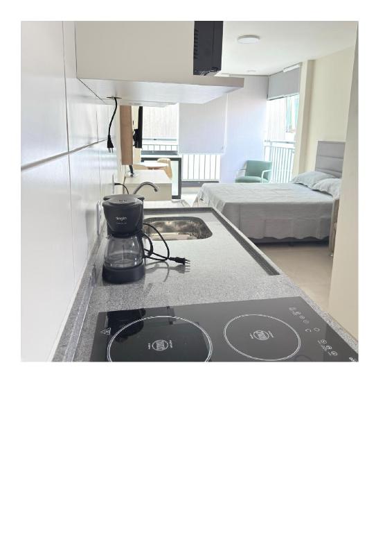 圣保罗38nv Studio Liberdade SP 300 metros Estação Japão até 03 pessoas的客房内的厨房配有炉灶烤箱