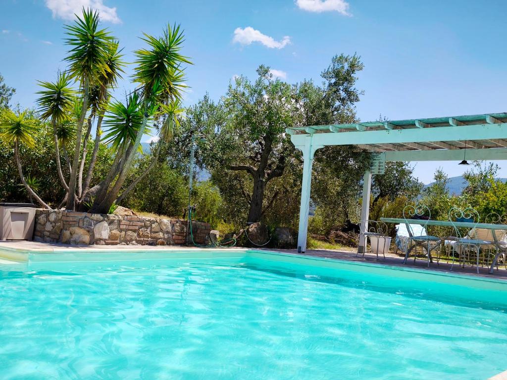 a swimming pool with a pergola and a swimming pool at Al Castelluccio in San Vincenzo