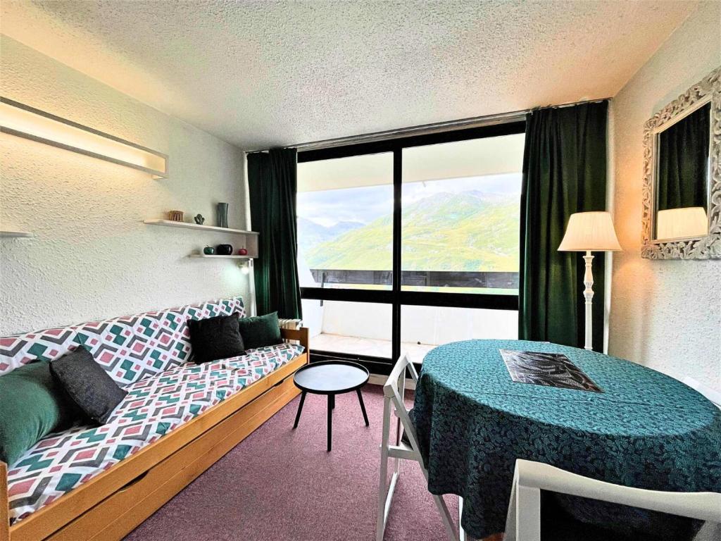 une chambre avec un lit, une table et une fenêtre dans l'établissement Résidence Tougnette - Studio de 19m2 équipé au pied des pistes aux Menuires MAE-1494, aux Menuires