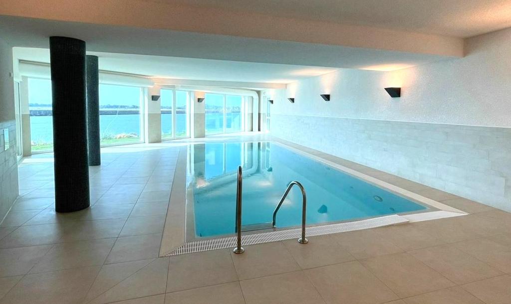 Πισίνα στο ή κοντά στο Ferienwohnung direkt am Meer mit Pool und Sauna, Strand fußläufig erreichbar, barrierefrei