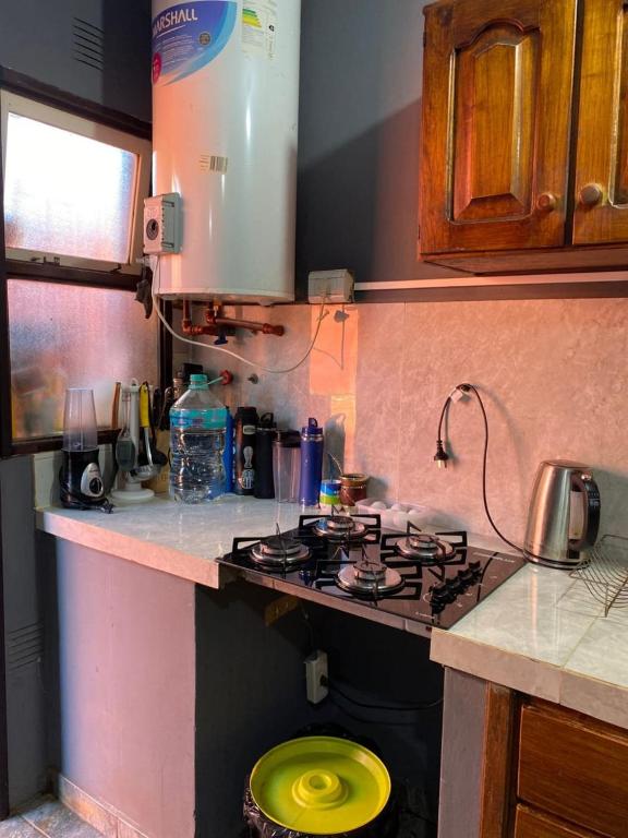 eine Küche mit einem Herd mit einer gelben Schüssel darauf in der Unterkunft La Casa de Benja in Puerto Iguazú